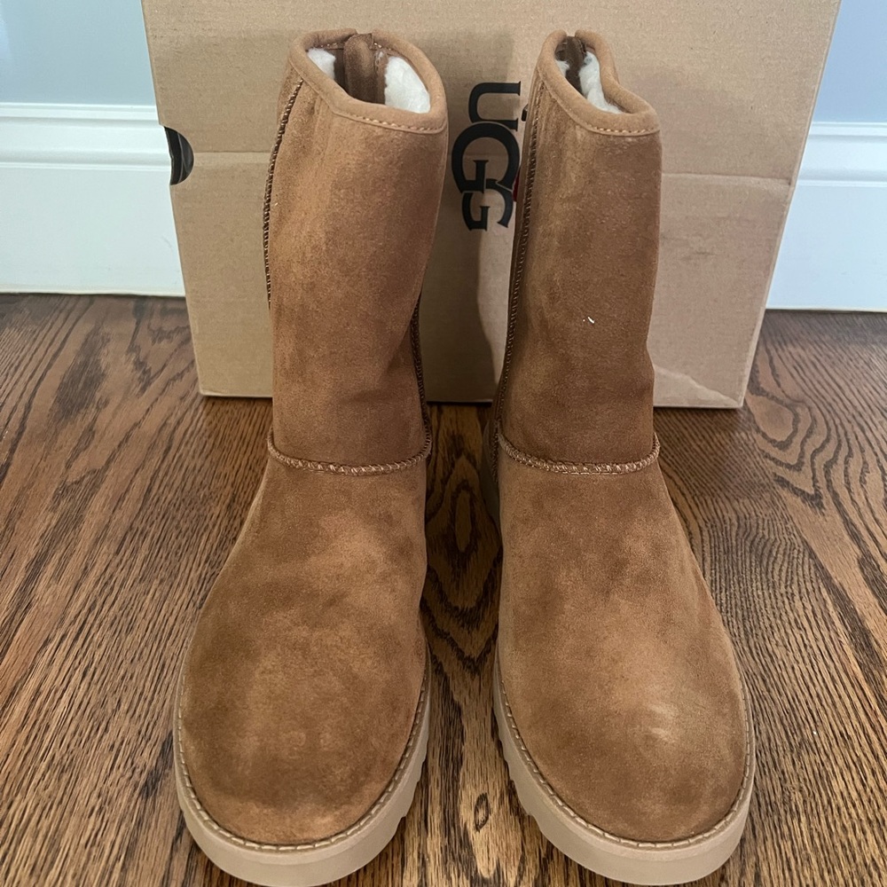 UGG classic short logo boot